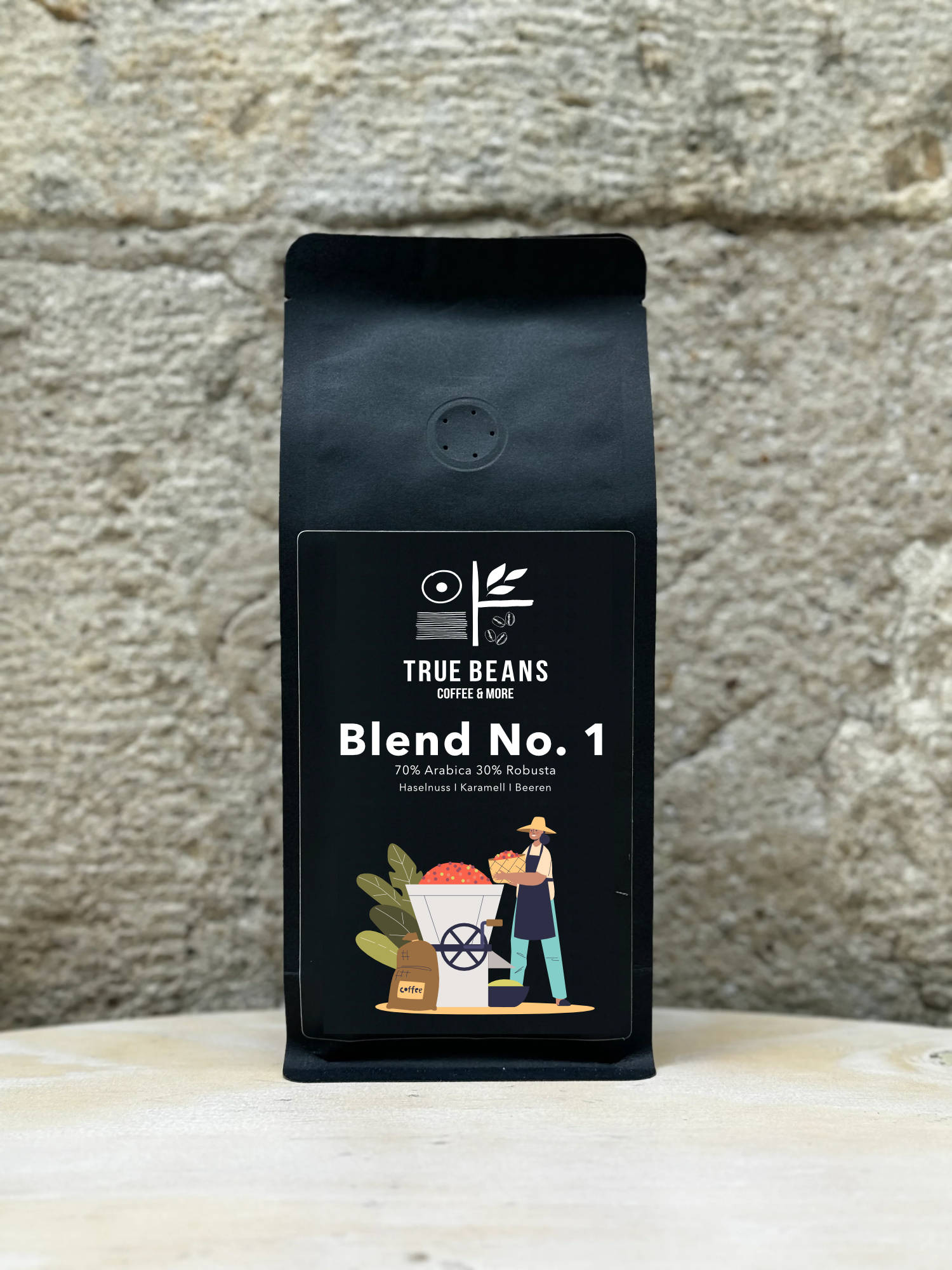 Ein Bild des Produkts Blend Number one von True Beans auf einem Holztisch vor einer steinernen Säule.