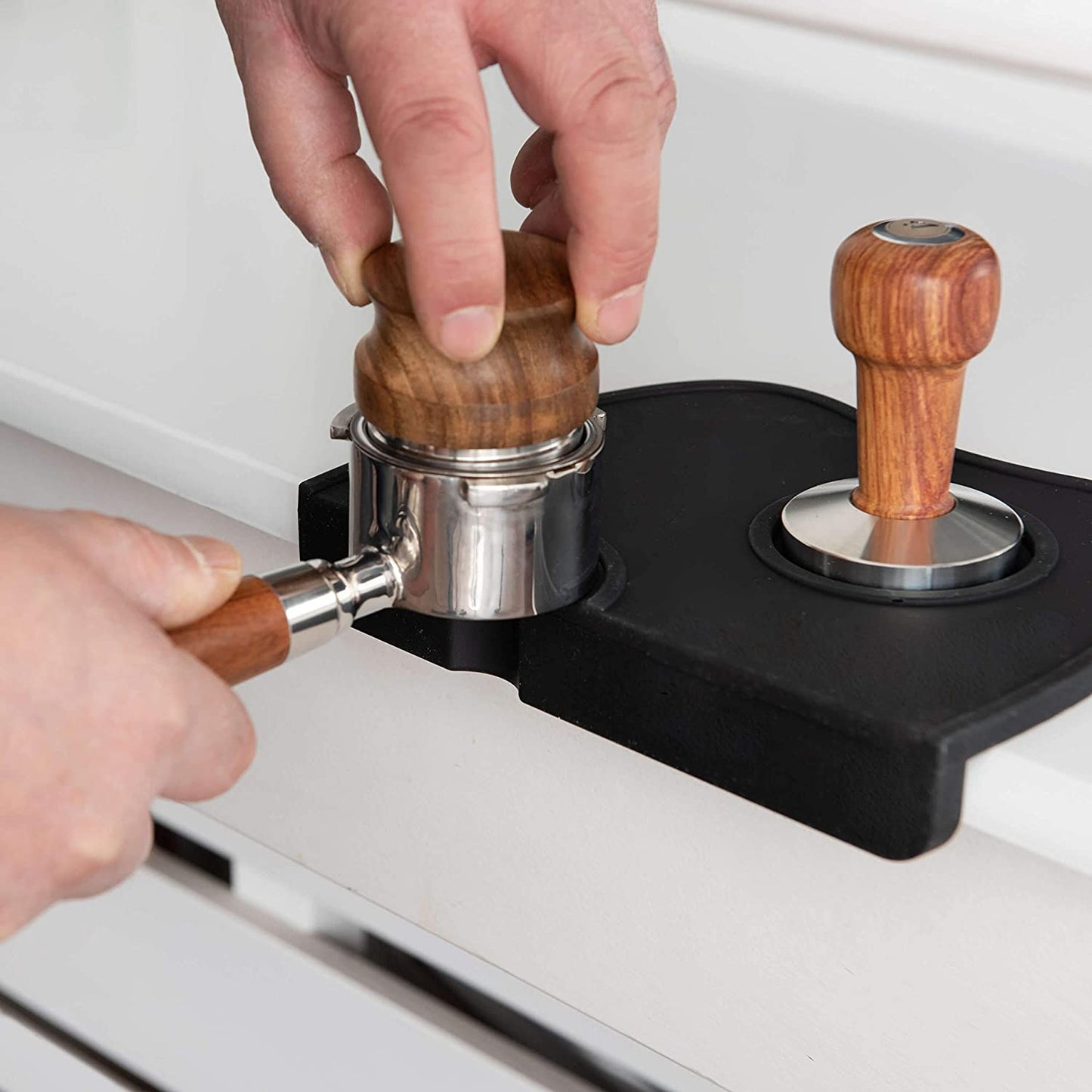 Distributor zur Extraktion des Kaffeepucks - Espresso Kaffeeverteiler für Siebträger inkl. Ablage