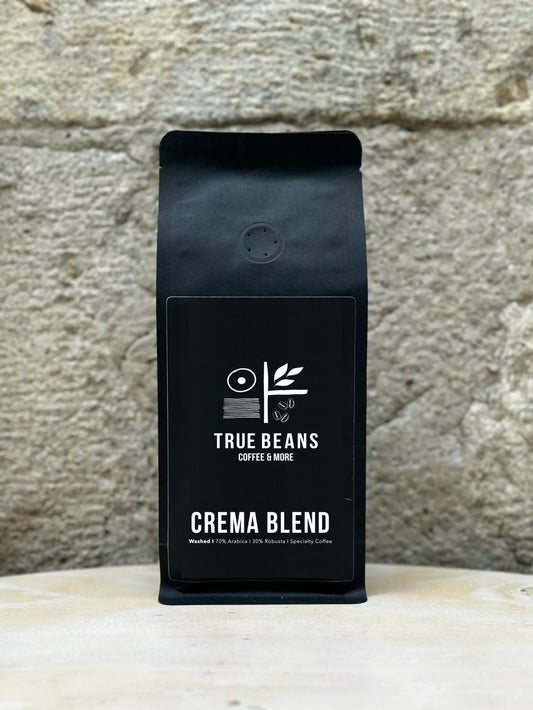 True Beans Crema Blend – schwarze Kaffeeverpackung mit 70 % Arabica und 30 % Robusta. Sanfter, ausgewogener Spezialitätenkaffee mit feiner Crema und Noten von Karamell und gerösteter Nuss, ideal für Vollautomaten und Siebträger.