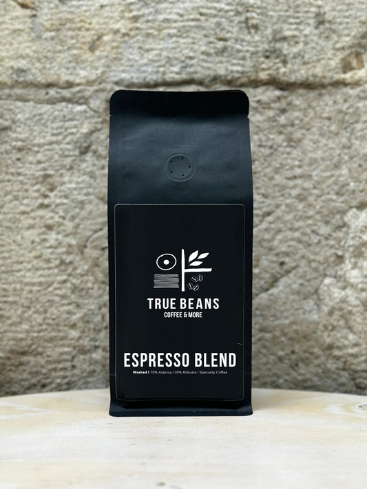 True Beans Espresso Blend – schwarze Kaffeeverpackung mit 70 % Arabica und 30 % Robusta. Kräftiger, vollmundiger Spezialitätenkaffee mit Noten von dunkler Schokolade und gerösteter Nuss, ideal für Espresso, Cappuccino oder Flat White.