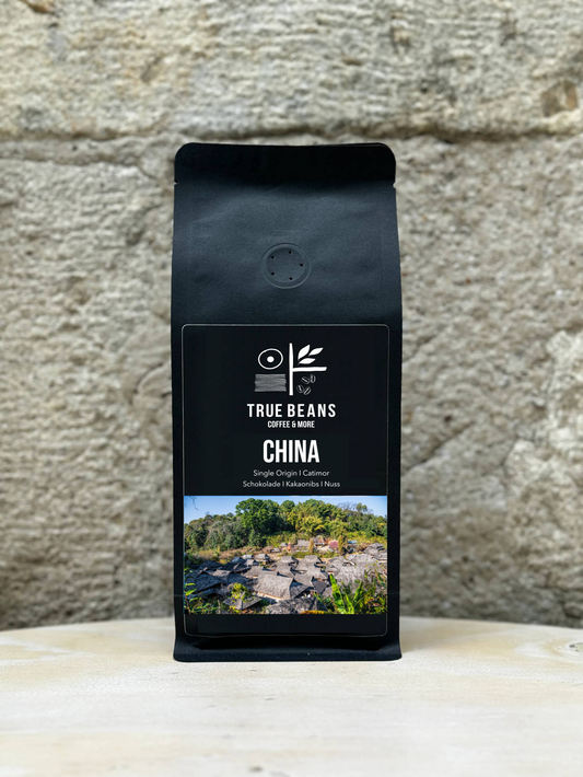 Kaffee aus China von True Beans – Single Origin Arabica der Varietät Catimor aus Yunnan mit Noten von Schokolade, Kakaonibs und Nuss.
