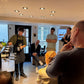 Auf dem Bild kann man Besucher und den Seminarleiter von Truebeans.de erkennen.
Bei dem Seminar handelt es sich um ein Barista Seminar inklusive Latte Art Basic