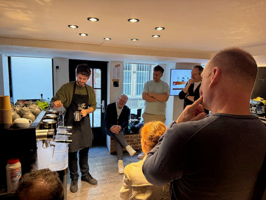 Auf dem Bild kann man Besucher und den Seminarleiter von Truebeans.de erkennen.
Bei dem Seminar handelt es sich um ein Barista Seminar inklusive Latte Art Basic
