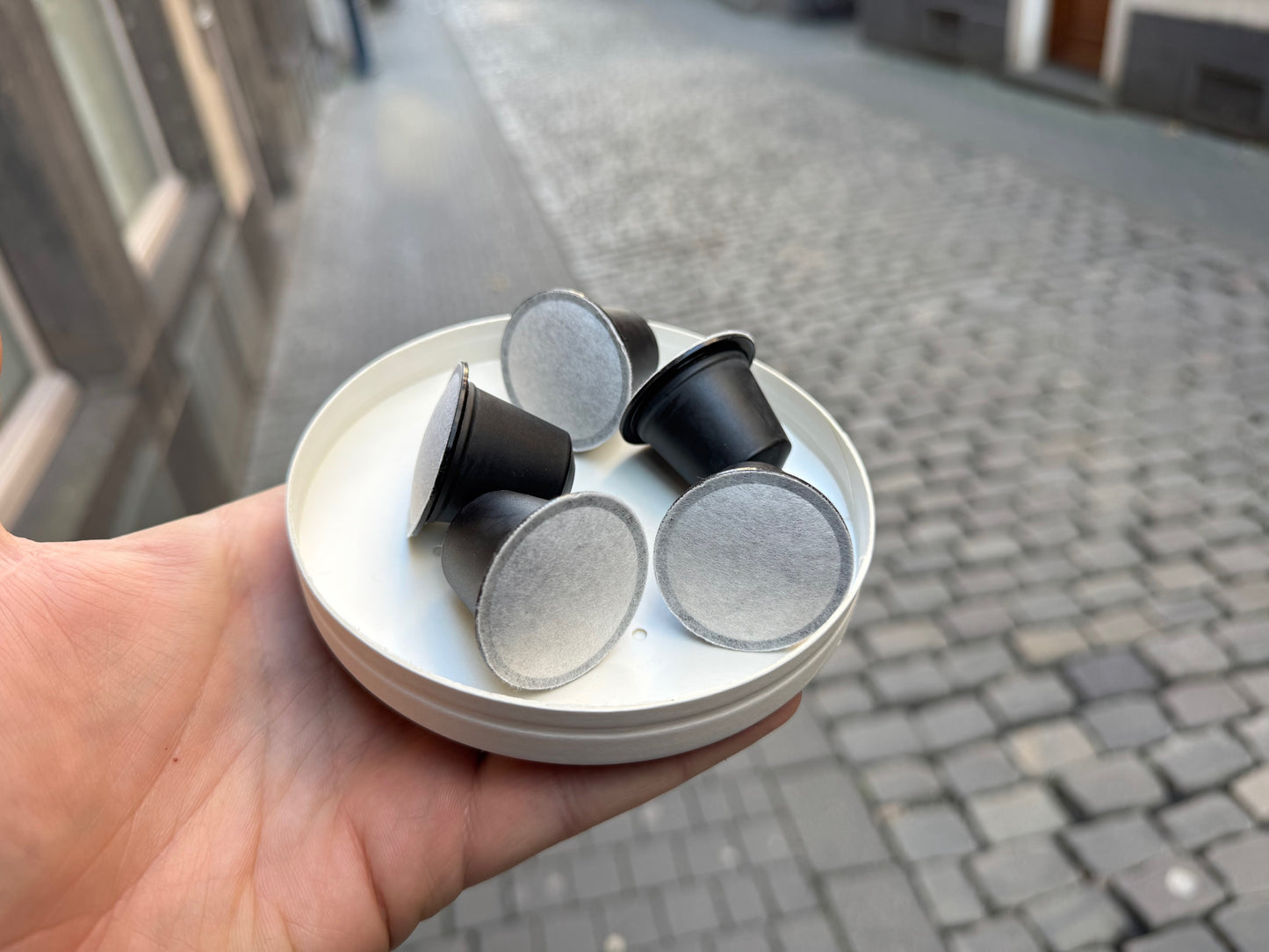 Auf dem Bild kann man die nachhaltig produzierten und biologisch abbaubaren Kaffee-Kapseln von Truebeans.de erkennen.