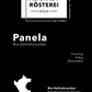 Etikett des Produkts "Panela Bio-Vollrohrzucker" von Altstadt Rösterei Köln. Der Zucker wird als fruchtig, erdig und besonders beschrieben. Das Etikett enthält ein Symbol von Peru und den Hinweis "Handverlesener Panela aus Peru". Der Text auf dem Etikett ist weiß auf schwarzem Hintergrund.