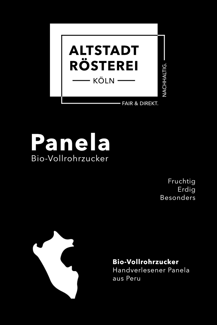 Etikett des Produkts "Panela Bio-Vollrohrzucker" von Altstadt Rösterei Köln. Der Zucker wird als fruchtig, erdig und besonders beschrieben. Das Etikett enthält ein Symbol von Peru und den Hinweis "Handverlesener Panela aus Peru". Der Text auf dem Etikett ist weiß auf schwarzem Hintergrund.