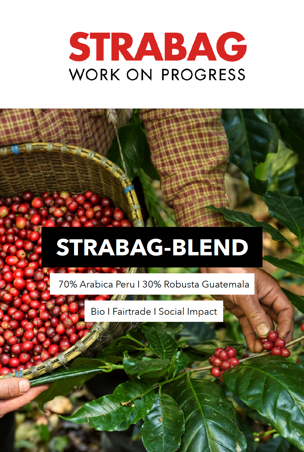 Etikett des STRABAG-BLEND Kaffees mit roten Kaffeekirschen und Händen beim Pflücken. Der Kaffee besteht aus 70% Arabica aus Peru und 30% Robusta aus Guatemala, und ist Bio, Fairtrade und sozial nachhaltig.